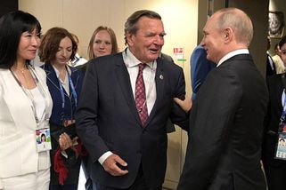 Putin oprášil svého německého spojence. Sešel se s...
